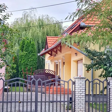 Balaton-parti Kertes Nyaralo Кестхей
