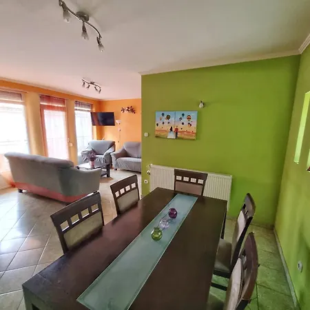 Balaton-parti Kertes Nyaralo *