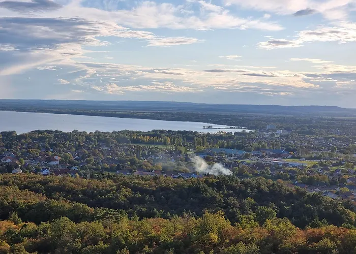 Balaton-parti Kertes Nyaralo 別荘