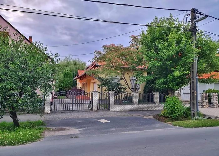 別荘 Balaton-parti Kertes Nyaralo